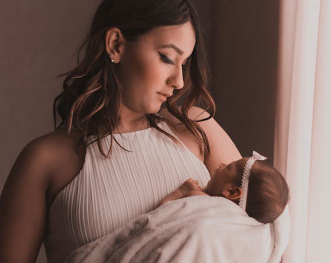 bebé sujetado por su madre